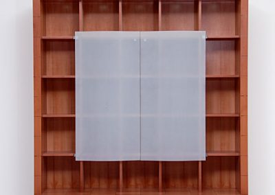 Schrank mit wellenförmiger Glasfront